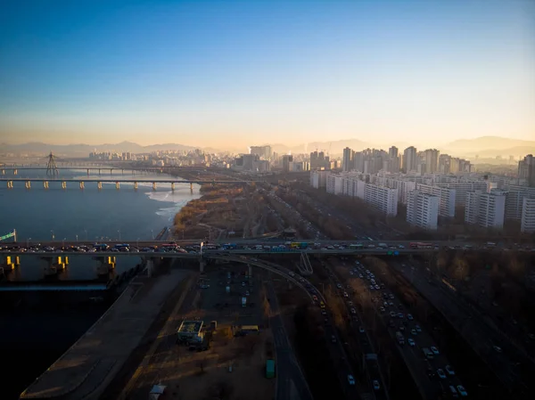 ソウルの空中日の出 川のある地区の橋 — ストック写真