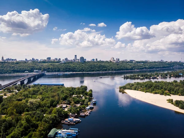 Kiev 'in hava görüntüsü. Doğa geçmişi. Nehir, bulutlu gökyüzü ve ada