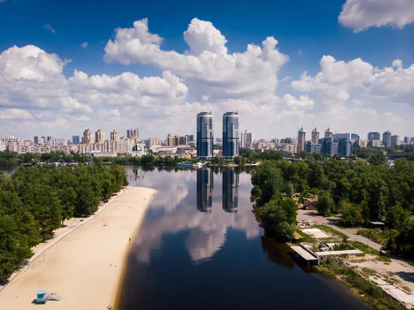 Kiev 'deki gökdelenlerin hava görüntüsü. Doğa arkaplanı