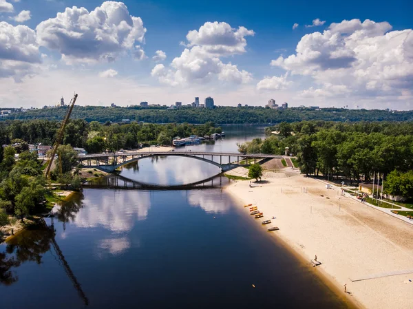 Kiev 'deki köprü ve plajda hava manzarası. Doğa arkaplanı