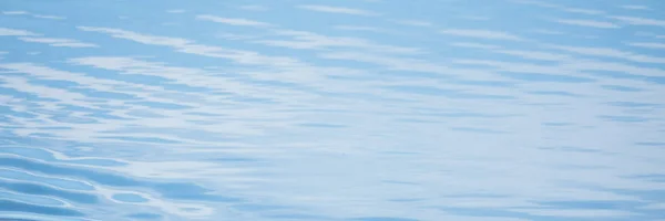 穏やかな水の波のパノラマ — ストック写真