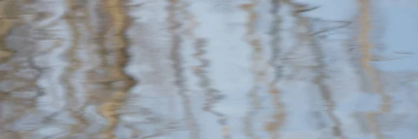 穏やかな水の波のパノラマ — ストック写真