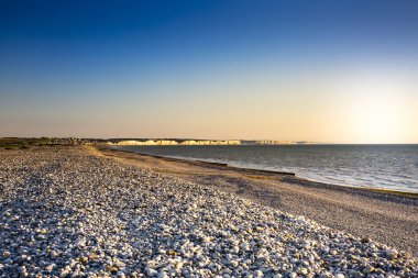 Normandiya, Fransa'da plaj çakıl taşları