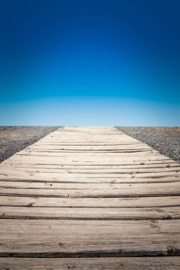 ufukta sonsuz ahşap yol