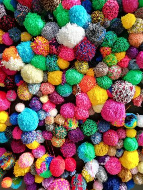 El yapımı renkli ponpon duvar resmi