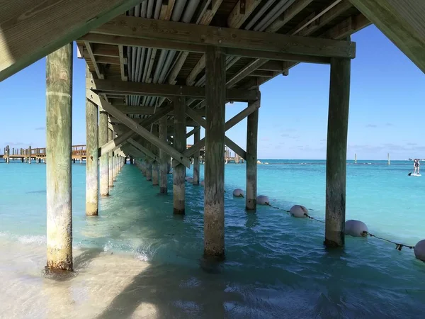 Wycieczka Kurortu Bahamy Niesamowita Plaża Szklane Błękitne Wody Palmy Słońce — Zdjęcie stockowe