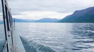 Gölün kıyısında ıssız bir dağ. Kuzey sularında yürümek, bir balıkçının rüyası.