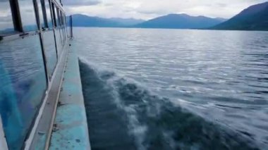 Kuzey deresi boyunca tekne gezisi. Göl, bulutlu gün