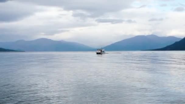 Excursion Bateau Long Ruisseau Nord Jour Nuageux Sur Lac Montagne — Video