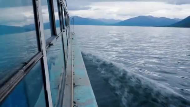 Поездка Лодке Вдоль Северного Потока Облачный День Озере Гора Облаках — стоковое видео