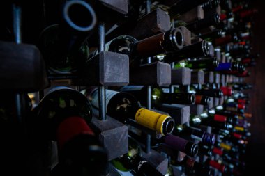 Şarap mahzeninde şişe yakın upt