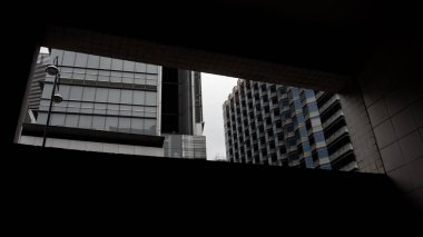 Hong Kong şehir merkezindeki binalar başka bir bina yla çevrili