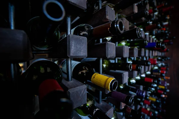 Şarap mahzeninde şişe yakın upt