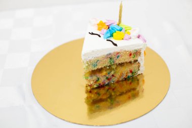 Beyaz arka plan üzerinde tek boynuzlu at temalı kek dilim