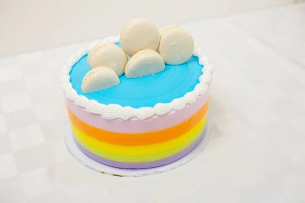 Regenbogen Geschichteten Kuchen Mit Macarons Oben Auf Weißem Hintergrund — Stockfoto