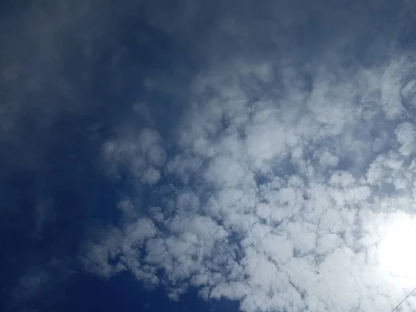 Awan Dengan Latar Belakang Langit Biru Gelap — Stok Foto