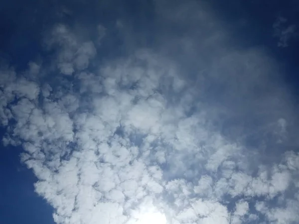 Awan Dengan Latar Belakang Langit Biru Gelap — Stok Foto