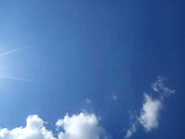 Awan Dengan Langit Biru Dan Latar Belakang Sinar Matahari — Stok Foto