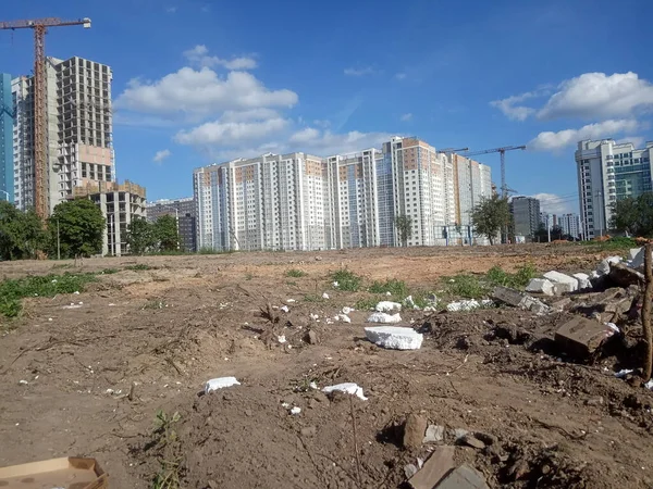 Gran Edificio Residencial Moderno Construido Una Nueva Zona Terreno Baldío —  Fotos de Stock