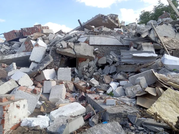 被摧毁的建筑物 一堆瓦砾 垃圾填埋场 — 图库照片