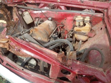 Eski kırmızı araba, kaza sonrası kaza ve terk edilmiş araba, paslı araba.