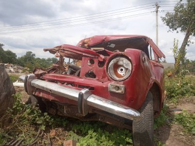 Eski kırmızı araba, kaza sonrası kaza ve terk edilmiş araba, paslı araba.