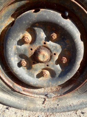 Patlak lastik ve paslı araba, eski araba parçaları.