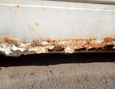 Eski bozuk ve paslı araba detayı