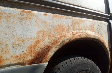 Eski bozuk ve paslı araba detayı