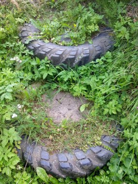 Basamak olarak büyük lastik lastikler. Kaynakların yeniden kullanılması ve geri dönüştürülebilir materyaller