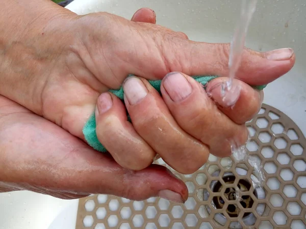 Uma Mulher Idosa Lava Mãos Artrite Velhice — Fotografia de Stock