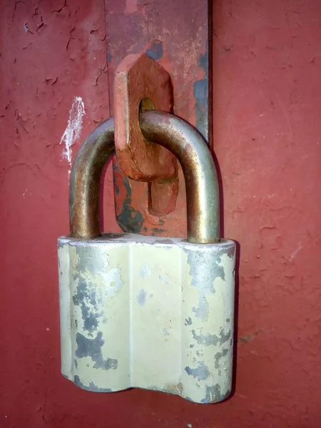 金属ドアの古い錆びたヴィンテージロック — ストック写真