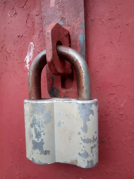 Velho Bloqueio Vintage Enferrujado Uma Porta Metal — Fotografia de Stock