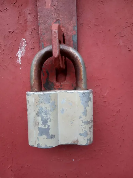 Παλιά Σκουριασμένη Vintage Κλειδαριά Μια Μεταλλική Πόρτα — Φωτογραφία Αρχείου