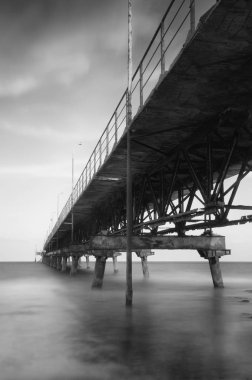 Siyah ve beyaz fotoğraf eski beach iskelesinden. Uzun pozlama fotoğraf