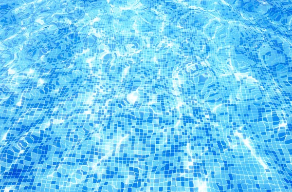 有阳光反射的游泳池中的水 — 图库照片