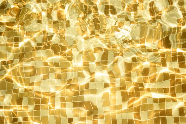 Piscina Dourada Ondulado Detalhe Água Água Piscina Com Reflexão Solar — Fotografia de Stock