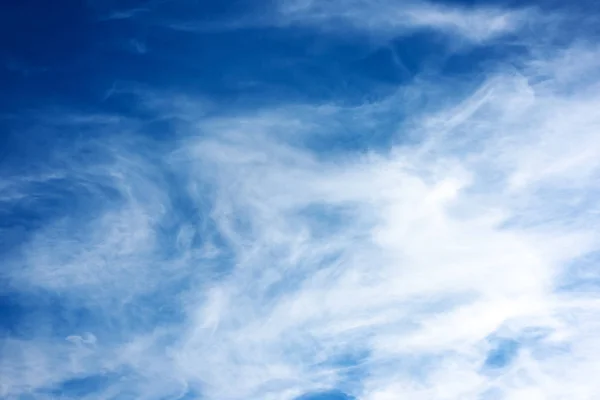 Céu Azul Profundo Com Nuvens Fundo — Fotografia de Stock