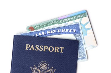 Amerika Birleşik Devletleri pasaport, sosyal güvenlik kartı ve beyaz arka plan üzerinde izole ikamet kartı. Göç kavramı