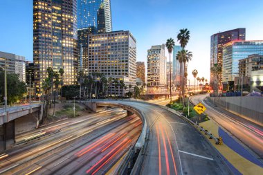 Downtown Los Angeles araba trafik lambası yollar ile gün batımında