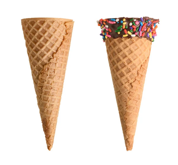 Cones Sorvete Com Chocolate Polvilhas Isoladas Fundo Branco — Fotografia de Stock