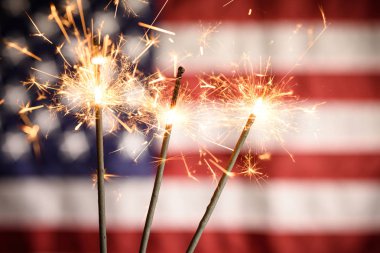 Arka Planda Amerikan Bayrağı ile Sparklers Closeup. 4 Temmuz Bağımsızlık Günü Kutlanması