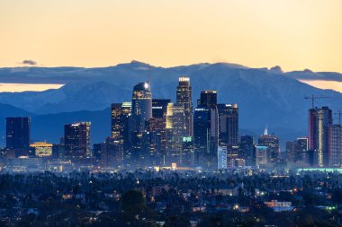Sisli gün doğumunda Los Angeles şehir silueti