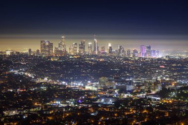 Downtown Los Angeles'ta dumanlı sisli gece