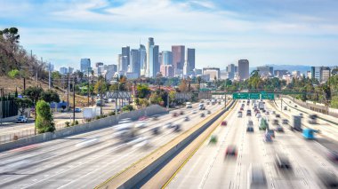 Los Angeles şehir otoyol trafik güneşli bir gün