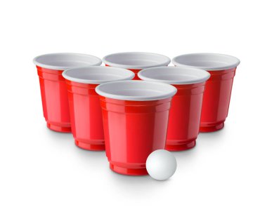 Topu beyaz backgroun izole ile Kırmızı Bira Pong plastik bardak