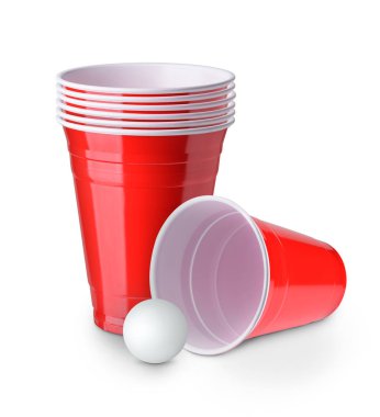 Bira pong. Kırmızı plastik bardak ve ping pong topu beyaz üzerinde solated 