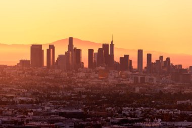 Gün doğumunda Los Angeles şehir silueti 
