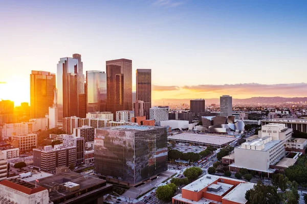 Los Angeles skyline centro al atardecer — Foto de Stock
