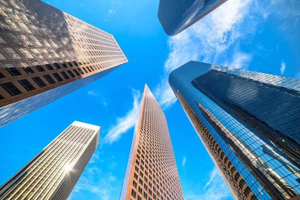 Centro de Los Angeles arranha-céus skyline no dia ensolarado — Fotografia de Stock